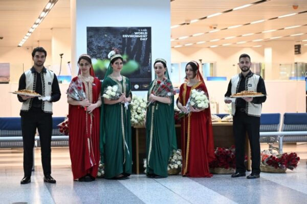 بالفيديو: مطار بيروت على الموعد.. تحضيرات مكثفة لاستقبال 3 طائرات إماراتية بعد رفع الحظر 1 مطار بيروت
