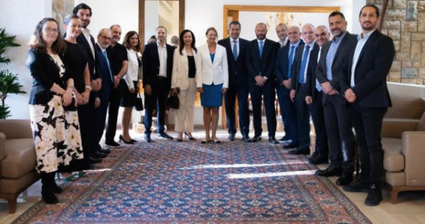 في حفل رسمي ببيروت.. السفيرة الأميركية تكرّم وفد لبنان إلى قمة الاستثمار الأكبر في واشنطن 1 السفيرة الأميركية