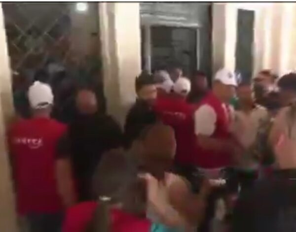 اشكال في مركز اقتراع في ثانوية شكا الرسمية عولج سريعا 1 اشكال في مركز اقتراع في ثانوية شكا الرسمية عولج سريعا