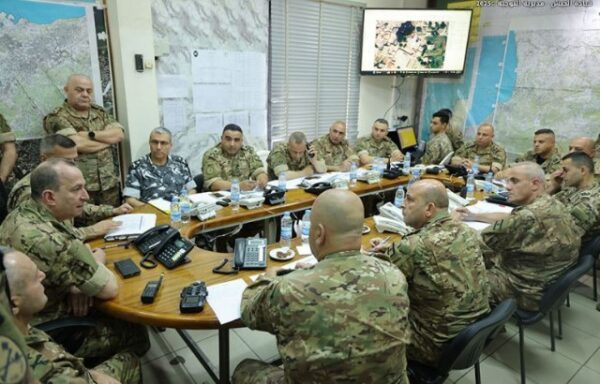 بالصور: هيكل يتفقد غرفة عمليات الشمال في طرابلس ويؤكد حياد الجيش وأولوية السلم الأهلي 1 بالصور: هيكل يتفقد غرفة عمليات الشمال في طرابلس ويؤكد حياد الجيش وأولوية السلم الأهلي