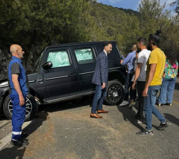 حادث سير للنائب تيمور جنبلاط بعد انحراف سيارته وتحطم الزجاج 1 تيمور جنبلاط