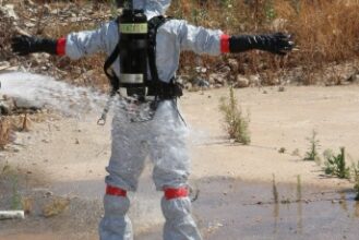 بالصور.. مهمة دقيقة في قلب المرفأ: الدفاع المدني يحلّل حبوب الإهراءات بناءً لتوجيه علمي