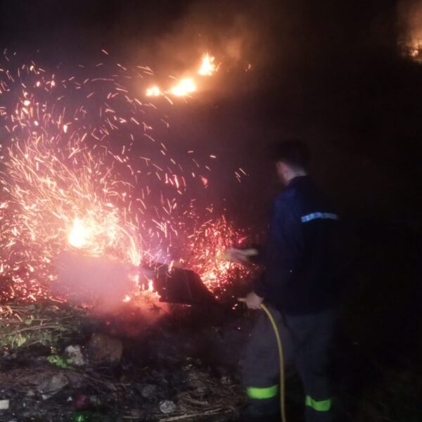 بالفيديو: الدفاع المدني يستنفر لإخماد 72 حريقاً في يوم واحد.. حرائق مدمّرة ورياح عاتية تجتاح المناطق اللبنانية 1 الدفاع المدني