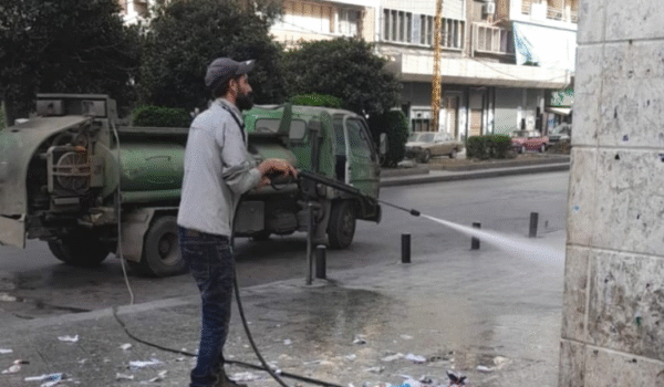 لافاجيت وبلدية طرابلس يزيلان صور المرشحين من الشوارع: النظافة أولى بعد الانتخابات! 1 لافاجيت وبلدية طرابلس يزيلان صور المرشحين من الشوارع: النظافة أولى بعد الانتخابات!