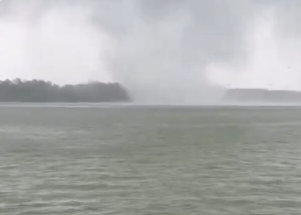 VIDEO: A waterspout over Lake Lanier near Gainesville, GA 1 VIDEO: A waterspout over Lake Lanier near Gainesville, GA