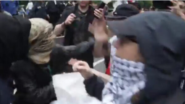 VIDEO: Pro-Palestine Clashes with counter protesters and police Outside Met Gala Forcefully Tearing Through Barricades in NYC 1 VIDEO: Pro-Palestine Clashes with counter protesters and police Outside Met Gala Forcefully Tearing Through Barricades in NYC