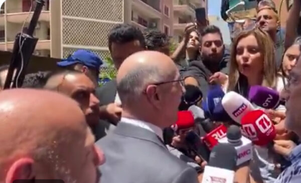 بالفيديو: توتر بين وزير الداخلية ومحافظ الشمال رمزي نهرا خلال الانتخابات 1 بالفيديو: توتر بين وزير الداخلية ومحافظ الشمال رمزي نهرا خلال الانتخابات