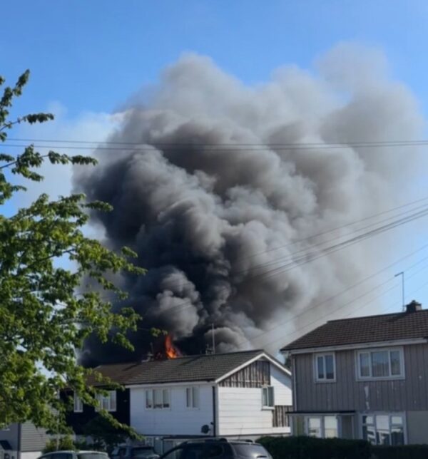 UK: A large fire has broken out behind a row of houses in Loughton, Essex 1 UK: A large fire has broken out behind a row of houses in Loughton, Essex