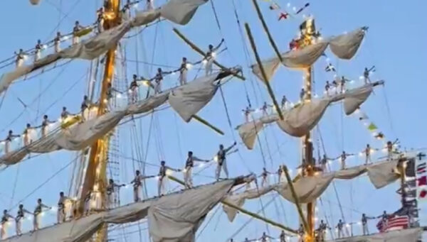 Video shows sailors on the topmasts of a Mexican Navy tall sailing ship 1 Video shows sailors on the topmasts of a Mexican Navy tall sailing ship