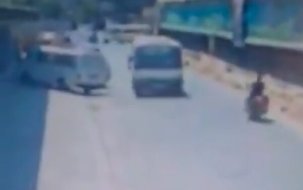 بالفيديو: حادثة مروعة في طرابلس.. طفل يسقط من حافلة مدرسية! 1 بالفيديو: حادثة مروعة في طرابلس.. طفل يسقط من حافلة مدرسية!