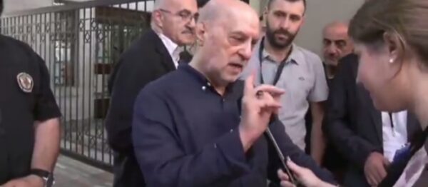 بالفيديو: نائب الحزب يهاجم مراسلة الجديد.. "ما تعمل موقف عضهري" 1 بالفيديو: نائب الحزب يهاجم مراسلة الجديد.. "ما تعمل موقف عضهري"