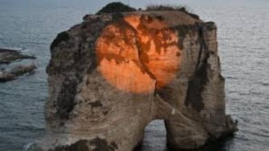 الصليب الأحمر اللبناني يُضيء صخرة الروشة ضمن حملة التوعية من موجات الحر