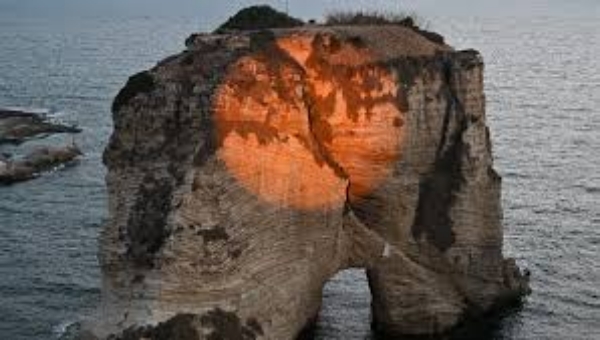 الصليب الأحمر اللبناني يُضيء صخرة الروشة ضمن حملة التوعية من موجات الحر 1 الصليب الأحمر اللبناني يُضيء صخرة الروشة ضمن حملة التوعية من موجات الحر