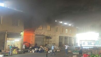 بالفيديو: حريق ضخم في مستودع بسوق الخضار في النبطية يتلف كمية كبيرة من الأقفاص