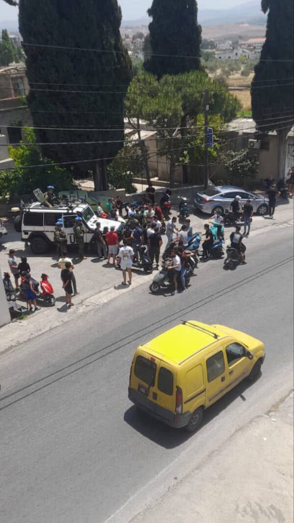 بالفيديو: توتر في صريفا بعد اعتراض دورية لليونيفيل 1 بالفيديو: توتر في صريفا بعد اعتراض دورية لليونيفيل