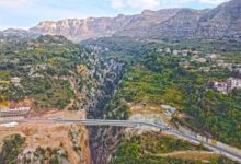 شبان عالقون تحت جسر نمرين في الضنية يوجهون نداء استغاثة