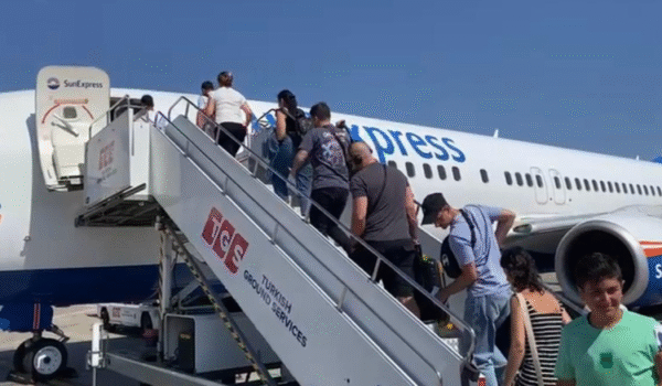 Sun Express تعيد 186 راكبا لبنانيا كانوا عالقين في إنطاليا 1 Sun Express تعيد 186 راكبا لبنانيا كانوا عالقين في إنطاليا