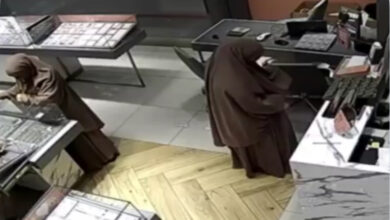 بالفيديو: امرأتان تنكرتا بالنقاب وسرقتا ذهباً بالملايين
