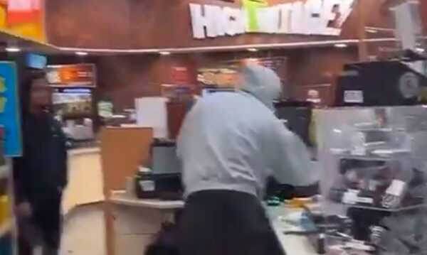 Video of a looters robbing a gas station in downtown Los Angeles, CA 1 Video of a looters robbing a gas station in downtown Los Angeles, CA