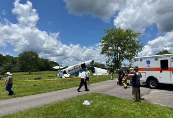 UPDATE (PHOTO): Twin-engine skydiving plane crashes in Tullahoma, Tennessee 1 UPDATE (PHOTO): Twin-engine skydiving plane crashes in Tullahoma, Tennessee