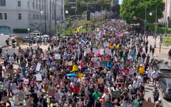 VIDEO: Massive crowds have flooded the streets of Los Angeles, California 1 VIDEO: Massive crowds have flooded the streets of Los Angeles, California