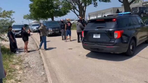 VIDEO: Protesters tried BLOCKING the ICE vehicles in Omaha, Nebraska 1 VIDEO: Protesters tried BLOCKING the ICE vehicles in Omaha, Nebraska