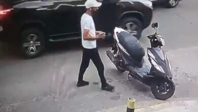 سرقة دراجة نارية في الروشة - فيديو يوثق الجريمة!