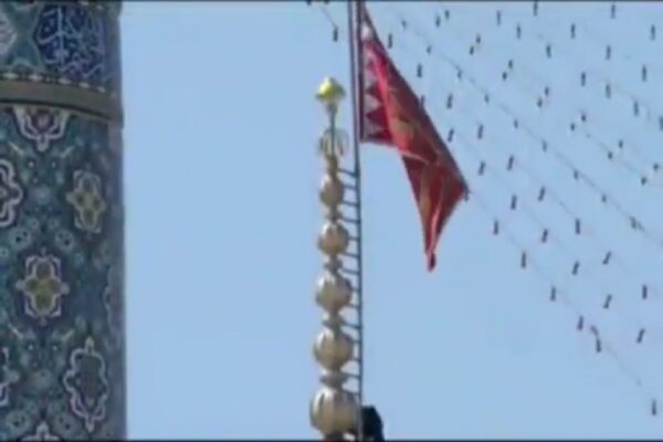 بالفيديو: رفع راية الانتقام الحمراء على قبة مسجد جمكران في قم