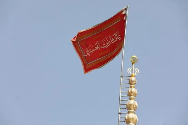 لماذا رفعت الراية الحمراء فوق مسجد جمكران في قم؟ 1 لماذا رفعت الراية الحمراء فوق مسجد جمكران في قم؟