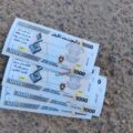  درون تلقي مناشير على شكل عملات ورقية في ميس الجبل