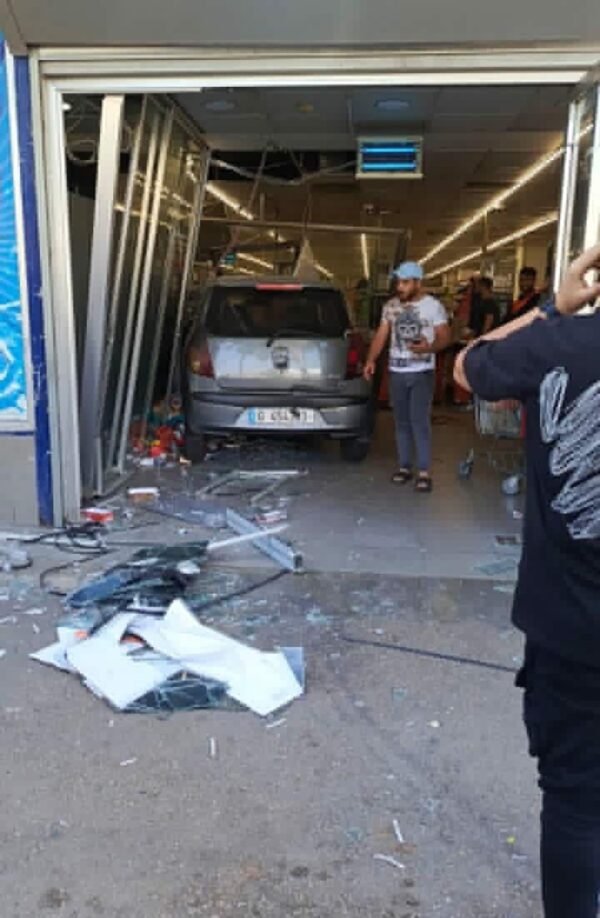 سيارة تقتحم سوبر ماركت في الفنار (صورة)