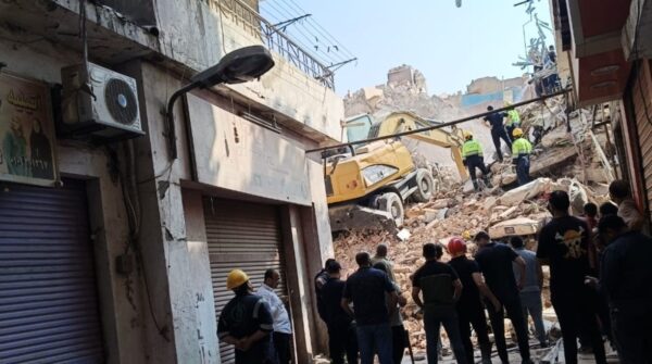 مصر: 9 قتلى و7 مصابين في انهيار منزل الفنان الراحل نور الشريف بمنطقة السيدة زينب 1 مصر: 9 قتلى و7 مصابين في انهيار منزل الفنان الراحل نور الشريف بمنطقة السيدة زينب