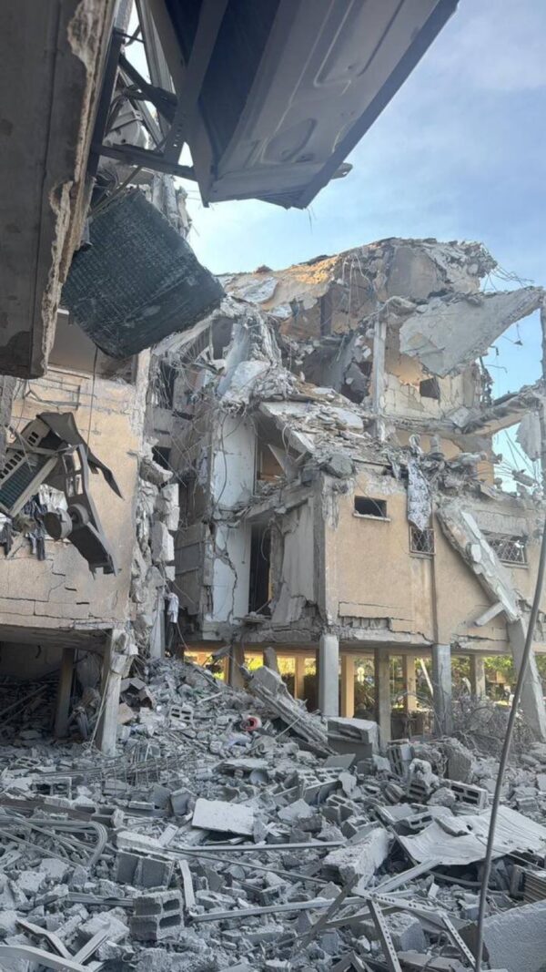 بالصورة: أضرار كبيرة لحقت بعدة مبانٍ في مدينة حولون جنوب تل أبيب 1 بالصورة: أضرار كبيرة لحقت بعدة مبانٍ في مدينة حولون جنوب تل أبيب