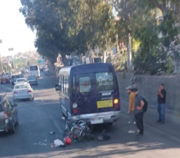 يازا: حادث بين دراجة وباص للنقل العام مقابل مستشفى مارتين في جبيل 1 يازا: حادث بين دراجة وباص للنقل العام مقابل مستشفى مارتين في جبيل