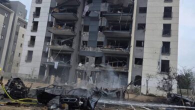 مشهد لتضرر أحد المباني بعد سقوط صاروخ إيراني في بئر السبع بتل أبيب
