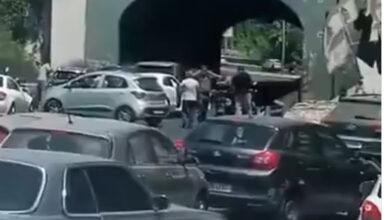 بالفيديو: تصادم بين 6 سيارات على طريق نهر الكلب