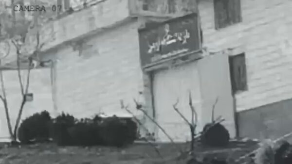 بالفيديو: غارة تضرب مدخل سجن إيفين في طهران، إيران 1 بالفيديو: غارة تضرب مدخل سجن إيفين في طهران، إيران
