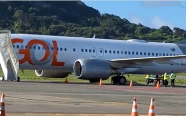 VIDEO: Another Aircraft Gets Stuck on Fernando de Noronha Airport Apron After Asphalt Sinks 1 VIDEO: Another Aircraft Gets Stuck on Fernando de Noronha Airport Apron After Asphalt Sinks