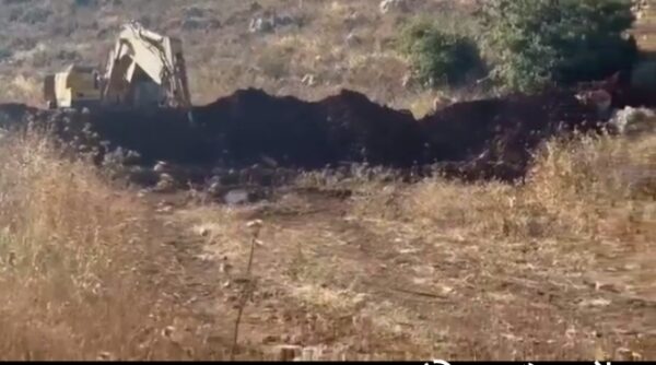 بالفيديو: جرافة مسروقة تُعاد إلى كركزان.. الجيش اللبناني يتحرّك لفك الحصار عنها 1 بالفيديو: جرافة مسروقة تُعاد إلى كركزان.. الجيش اللبناني يتحرّك لفك الحصار عنها