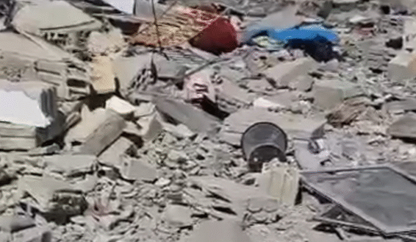 بالفيديو: أهالي عين قانا استفاقوا على هول الدمار.. غارات تدمر منازل وتروع الأهالي 1 بالفيديو: أهالي عين قانا استفاقوا على هول الدمار.. غارات تدمر منازل وتروع الأهالي