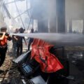 مقتل ثلاثة مسعفين فلسطينيين في قصف إسرائيلي شرق غزة، وماكرون يقول إن الحصار على دخول المساعدات "فاضح"