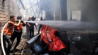 مقتل ثلاثة مسعفين فلسطينيين في قصف إسرائيلي شرق غزة، وماكرون يقول إن الحصار على دخول المساعدات "فاضح"