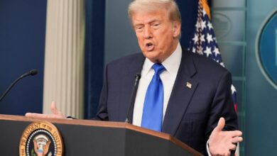 ترامب يوقع أمراً تنفيذياً لإنهاء العقوبات على سوريا، والشيباني يقول إن ذلك سيفتح "أبواب إعادة الإعمار"