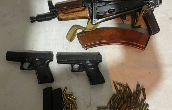 بالصور: الجيش يداهم منازل مطلوبين في عدة مناطق ويوقف 7 أشخاص ويضبط أسلحة وذخائر 1 بالصور: الجيش يداهم منازل مطلوبين في عدة مناطق ويوقف 7 أشخاص ويضبط أسلحة وذخائر