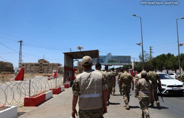 بالتعاون مع الجيش اللبناني والمملكة الهولندية: إنارة طريق حوش سنيد بالطاقة الشمسية (صور) 1 بالتعاون مع الجيش اللبناني والمملكة الهولندية: إنارة طريق حوش سنيد بالطاقة الشمسية (صور)