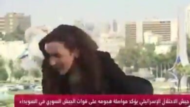 بالفيديو: هروب مذيعة تلفزيون سوريا خلال قصف القصر الرئاسي في دمشق
