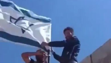 بالفيديو: رفع العلم الإسرائيلي وسط مدينة السويداء