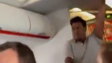 بالفيديو: حالة طوارئ على متن طائرة EasyJet بعد تهديدات وركّاب يقيّدون رجلاً صرخ “الـله أكبر”