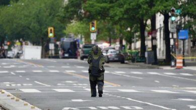 DC Bomb Squad inspects suspicious package near White House