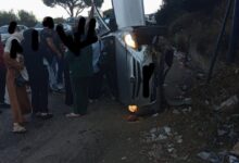 ‏بالصورة: انقلاب سيارة على طريق عام ⁧‫عاريا‬⁩ ⁧‫